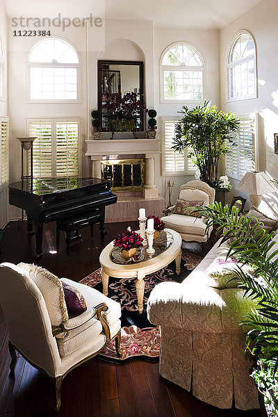 Sitzmöbel mit Klavier im Wohnzimmer zu Hause