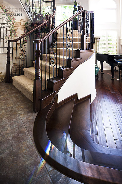 Fliesen- und Holzboden mit Treppe zu Hause