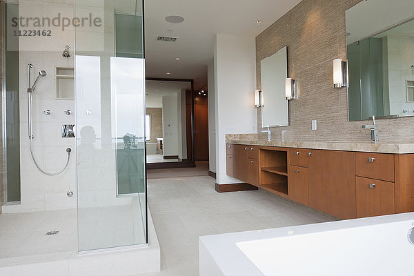 Modernes Badezimmer mit Glasdusche zu Hause