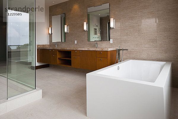 Modernes Badezimmer mit Badewanne und Glasdusche zu Hause