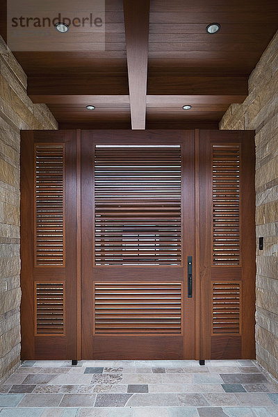 Foyer mit geschlossener Holztür