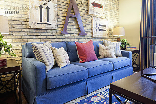 Blaues Sofa im Wohnzimmer