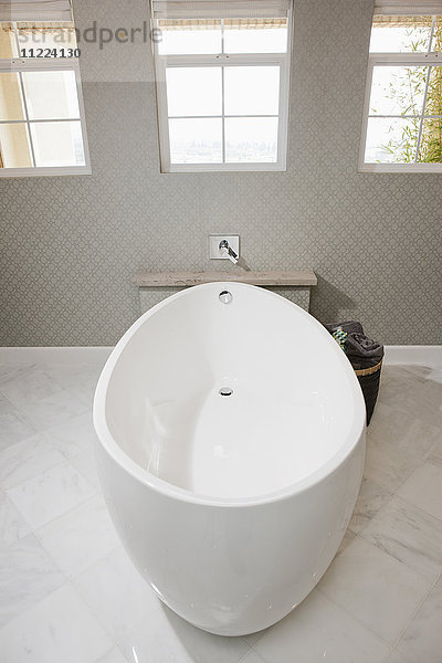 Weiße freistehende Badewanne in einem modernen Badezimmer