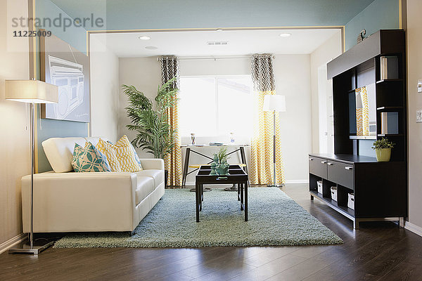 Interieur eines modernen Wohnzimmers mit Flachbildfernseher