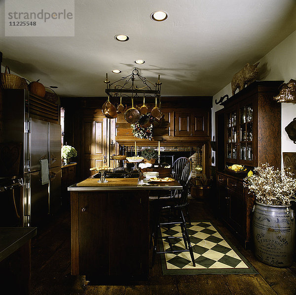 Interieur einer modernen Küche mit angeordneter Kochinsel  USA