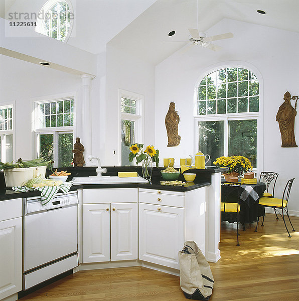 Inneneinrichtung einer Küche mit gelben und weißen Akzenten