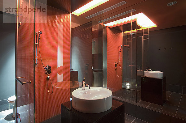 Interieur eines beleuchteten modernen Badezimmers im Spa