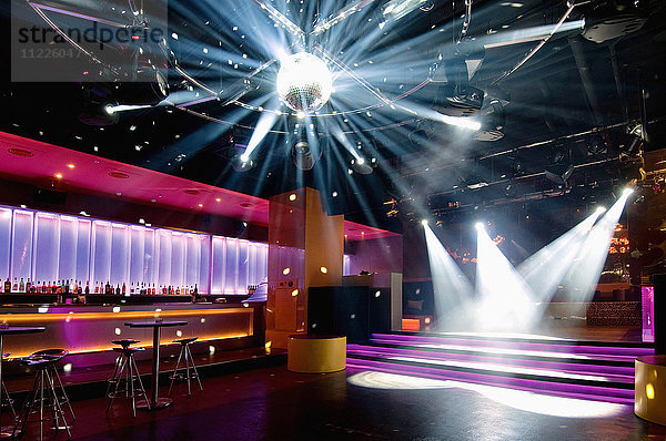 Tanzfläche mit Discokugel im Nachtclub