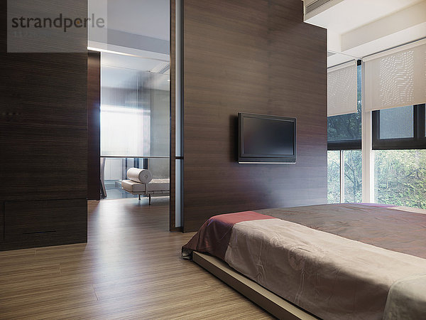 Einfaches  modernes Schlafzimmer mit Flachbildfernseher