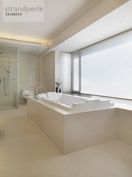 Elegantes Badezimmer mit Whirlpool
