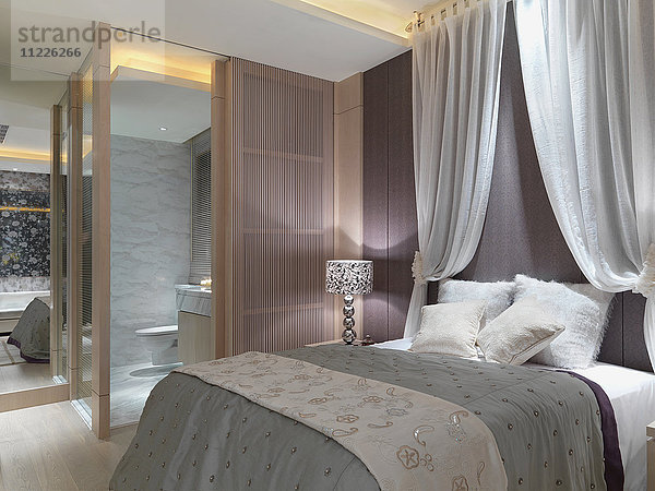 Elegantes zeitgenössisches Schlafzimmer