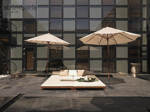 Lounge-Bereich im Freien mit Sonnenschirmen