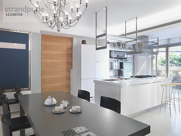 Modernes minimalistisches Esszimmer und Küche