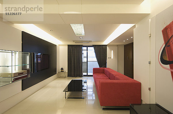 Modernes Wohnzimmer mit rotem Sofa