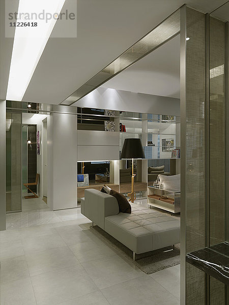Modernes Wohnzimmer mit Spiegeln