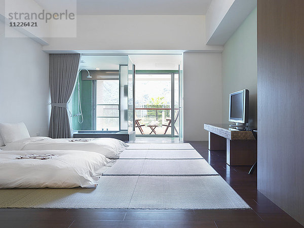 Modernes Schlafzimmer mit Podestbetten