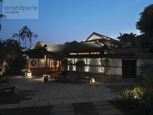 Fassade eines kolonialen japanischen Gebäudes in der Abenddämmerung