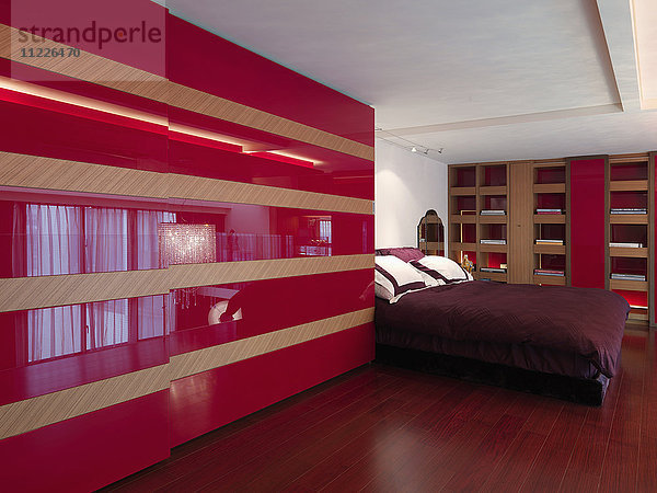 Modernes rotes Hauptschlafzimmer