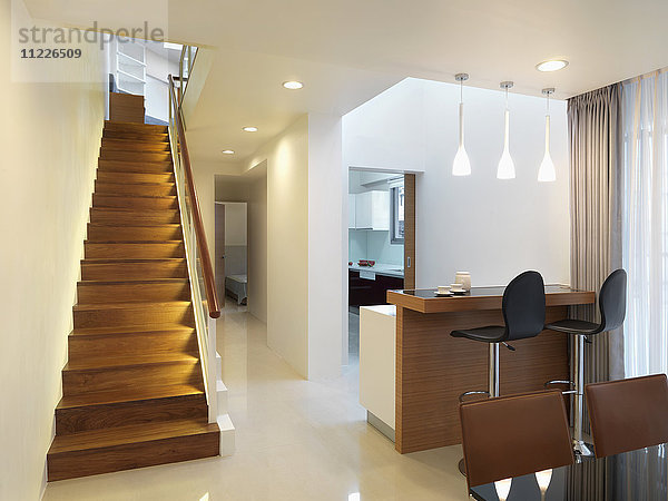 Interieur einer modernen Wohnung mit gerader Holztreppe