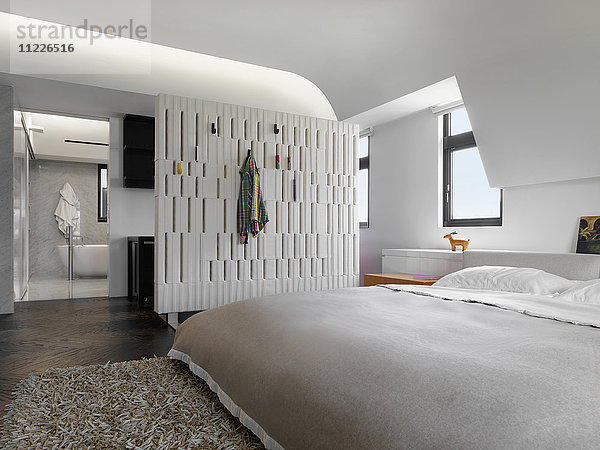 Modernes Schlafzimmer mit Podestbett