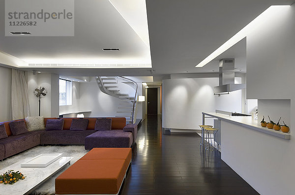 Modernes Interieur mit orangefarbenen und lila Möbeln
