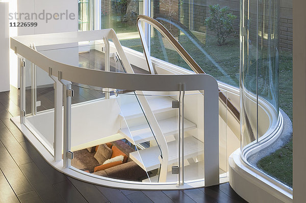 Moderne weiße Treppe mit Glasgeländer