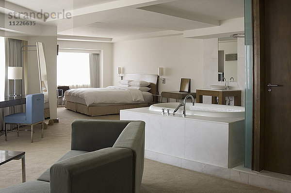 Modernes Hotelzimmer mit offenem Bad in der Mitte