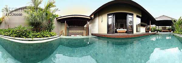 Panoramablick auf den privaten Pool außerhalb der Resort-Suite