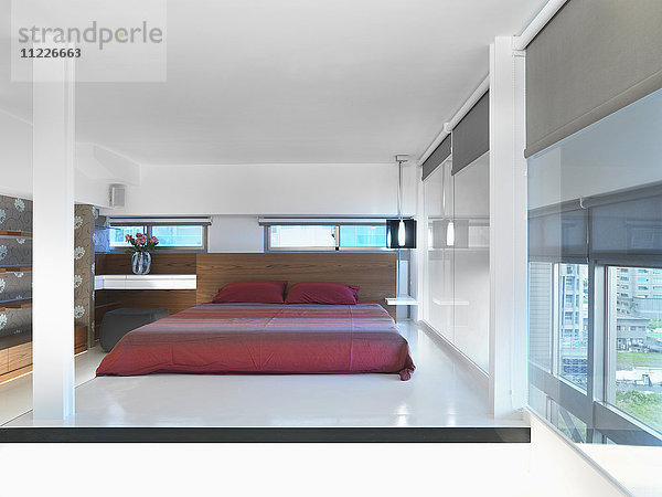 Modernes Schlafzimmer mit Podestbett