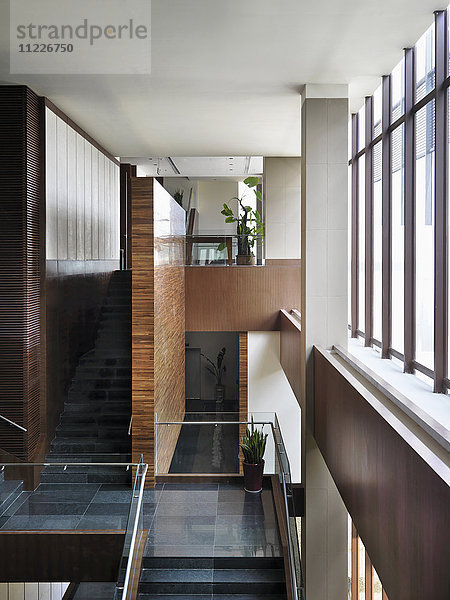 Hochformatige Ansicht von Podesten und Treppen in einer modernen Einrichtung