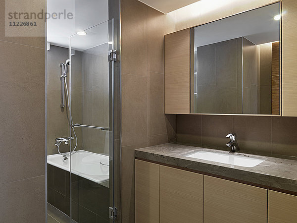 Modernes Badezimmer mit Glasdusche
