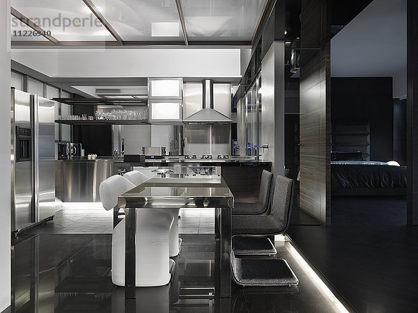 Moderne schwarz-weiße Küche und Essbereich
