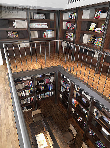 Modernes zweistöckiges Büro mit mehreren Bücherregalen