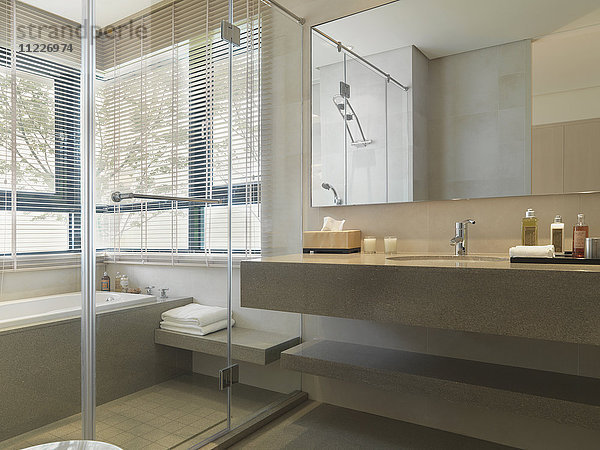 Modernes Badezimmer mit Glasdusche