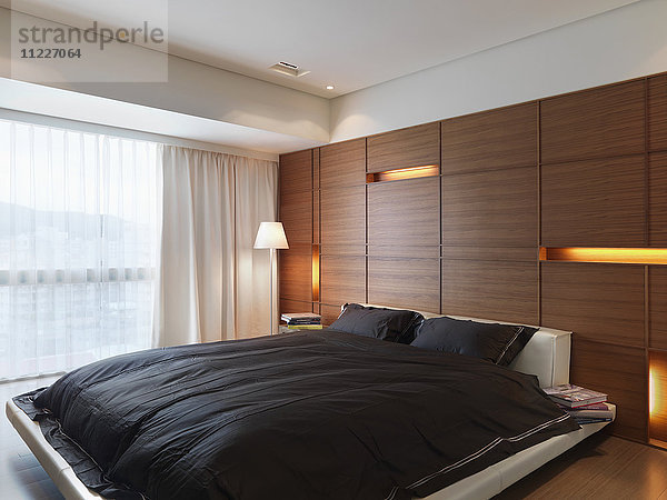 Schwarz-weißes modernes Schlafzimmer mit Podestbett
