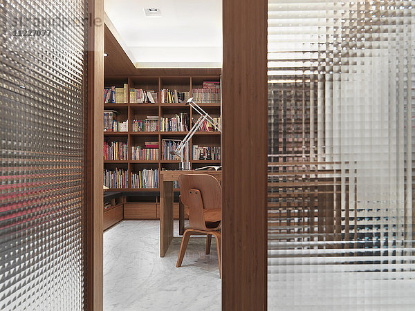 Offene  lichtdurchlässige Türen führen in ein modernes Heimbüro