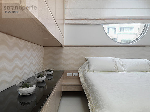 Modernes Schlafzimmer mit weißer Tagesdecke