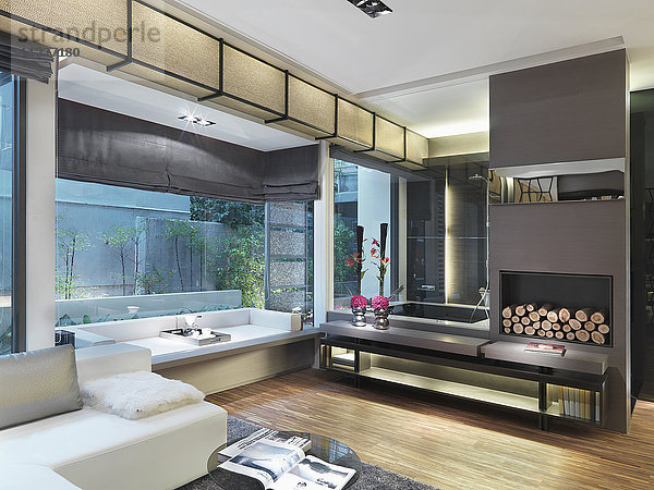 Geräumiges modernes Badezimmer mit Sitzecke und Glasdusche
