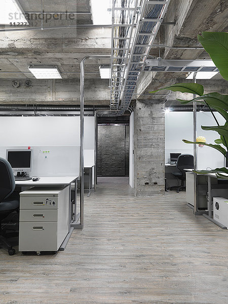 Modernes Industriebüro mit Reihen von Computern