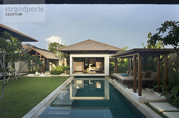 Privater Pool in tropischer Resort-Suite
