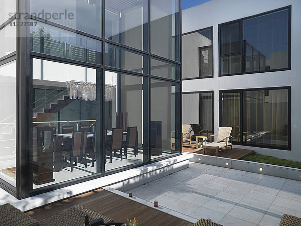 Außenansicht eines modernen Hauses aus Glas
