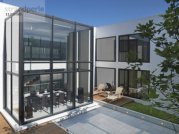 Außenansicht eines modernen Hauses aus Glas