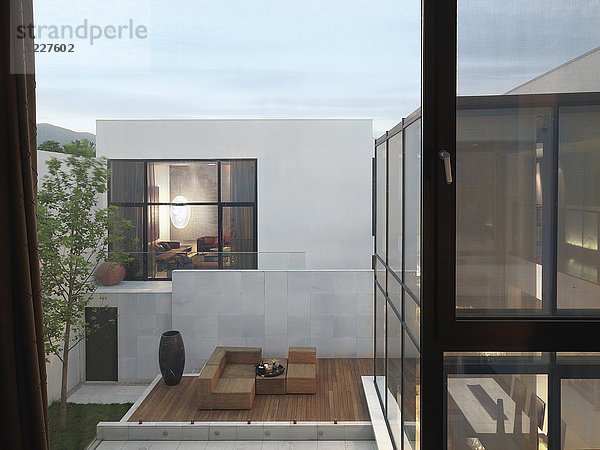 Außenansicht eines modernen Hauses und einer Terrasse