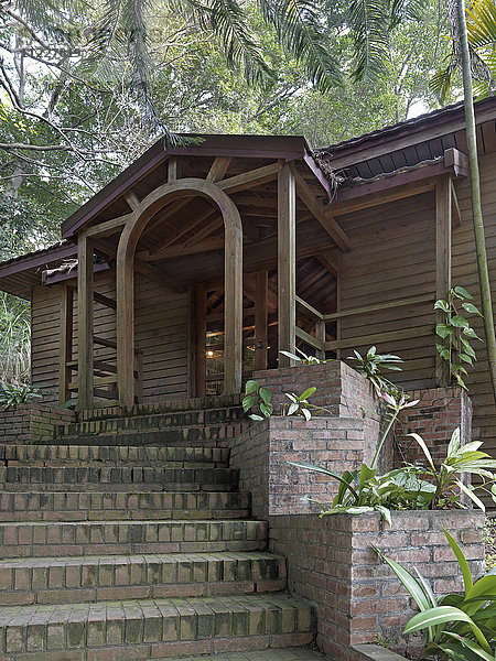 Gemauerte Treppe zum Eingang eines Holzgebäudes