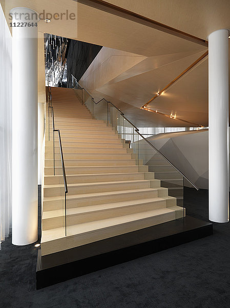Große moderne Treppe mit Glasgeländer