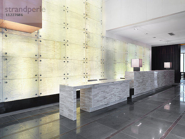 Empfangsschalter aus Marmor in moderner Lobby
