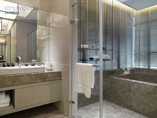 Modernes Badezimmer mit Marmorbadewanne