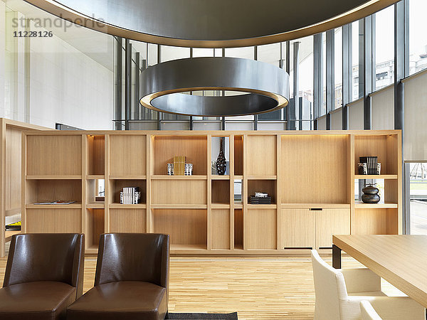 Modernes Bücherregal aus Holz