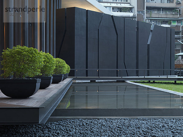 Reflexionsbecken vor einem modernen Gebäude