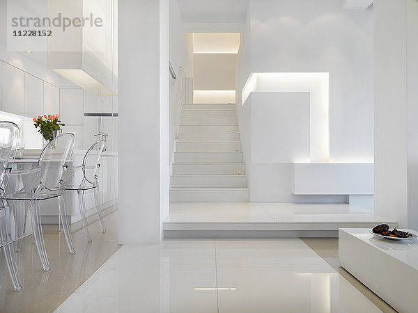 Modernes weißes Interieur mit Treppenhaus